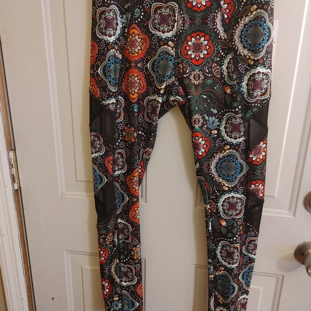 Vogo Women's athletic leggings size M moisture wicking NWT Tribal Pattern